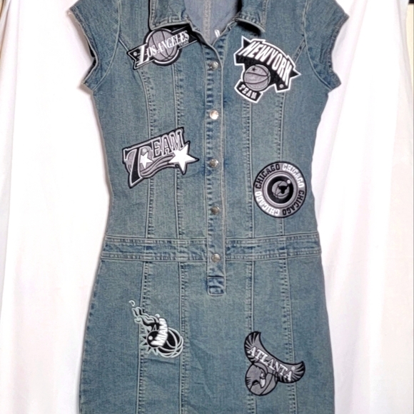 🔥LE MORE🔥BLUE DENIM DRESS W🏀NBA EMBROIDED🏀LOGOS ✨️WOMEN'S MEDIUM - Picture 2 of 6
